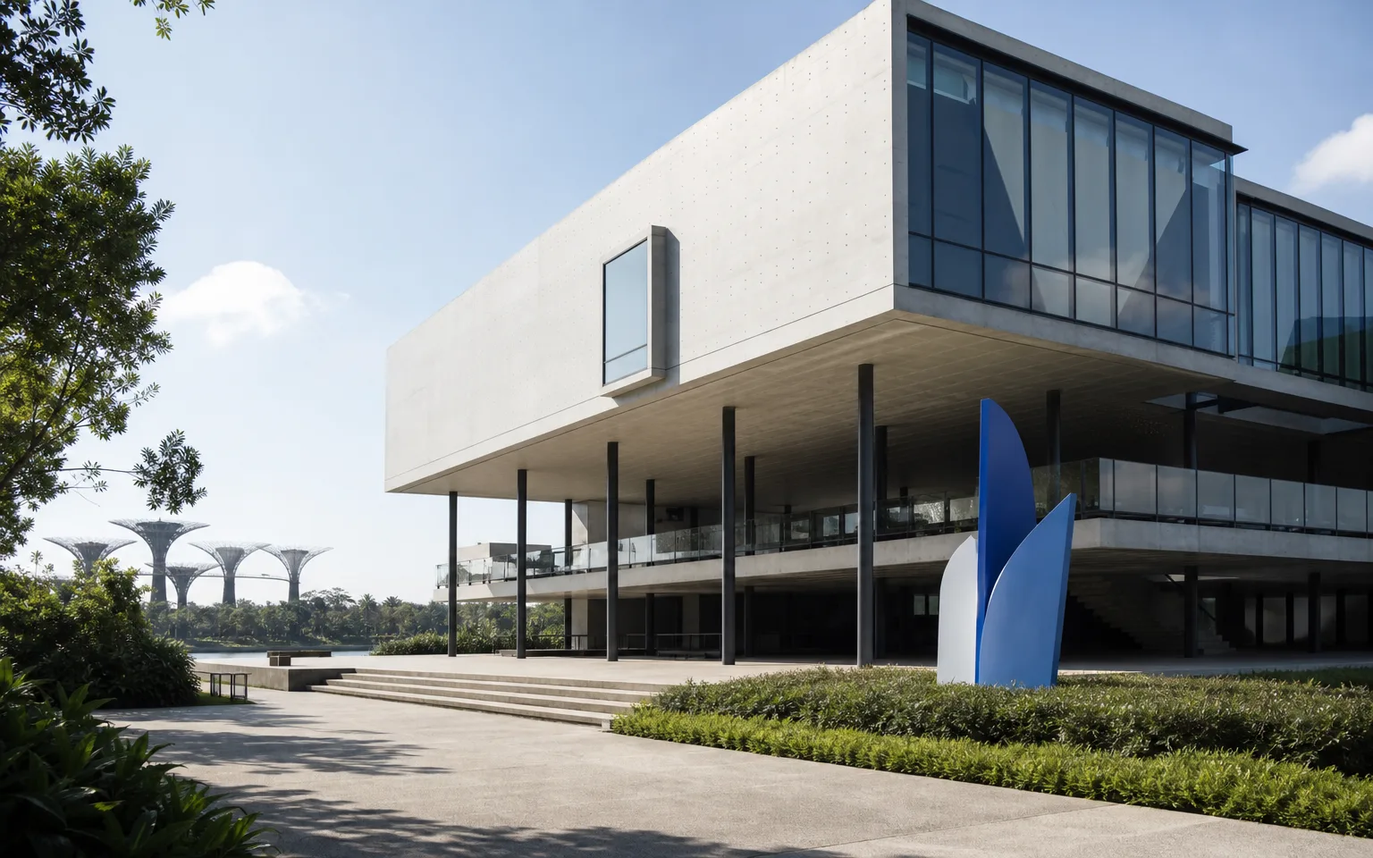 Prédio modernista de um museu à beira da baía